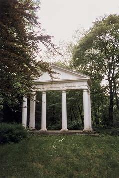 Vorschaubild Georgium, Klassizistischer Parkbau, Portikus des ehem. Küchengebäudes (Foto 1988)